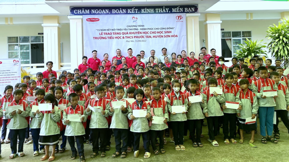 hanh-phuc-cho-cong-dong-phu-yen Các đại diện Quỹ Vì cuộc sống tươi đẹp đã đến thăm và trao tặng 150 phần quà khuyến học có tổng trị giá 105 triệu đồng cho các em học sinh trường Tiểu học & Trung học Cơ sở Phước Tân, thôn Ma Y, xã Phước Tân, huyện Sơn Hòa, tỉnh Phú Yên.